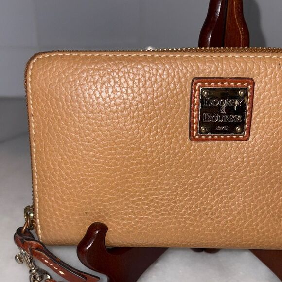 Dooney & Bourke Wallet Wristlet Pebbled Leather Full Zip Continental tan Wallet - Picture 2 of 16